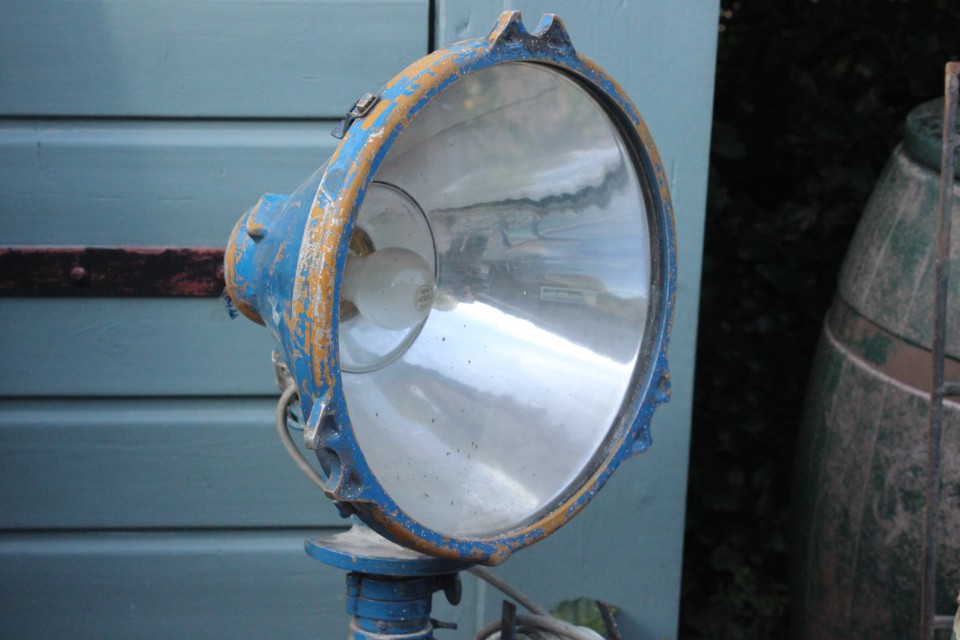 inval kamp creatief Oude Franse blauwe metalen scheepslamp op statief